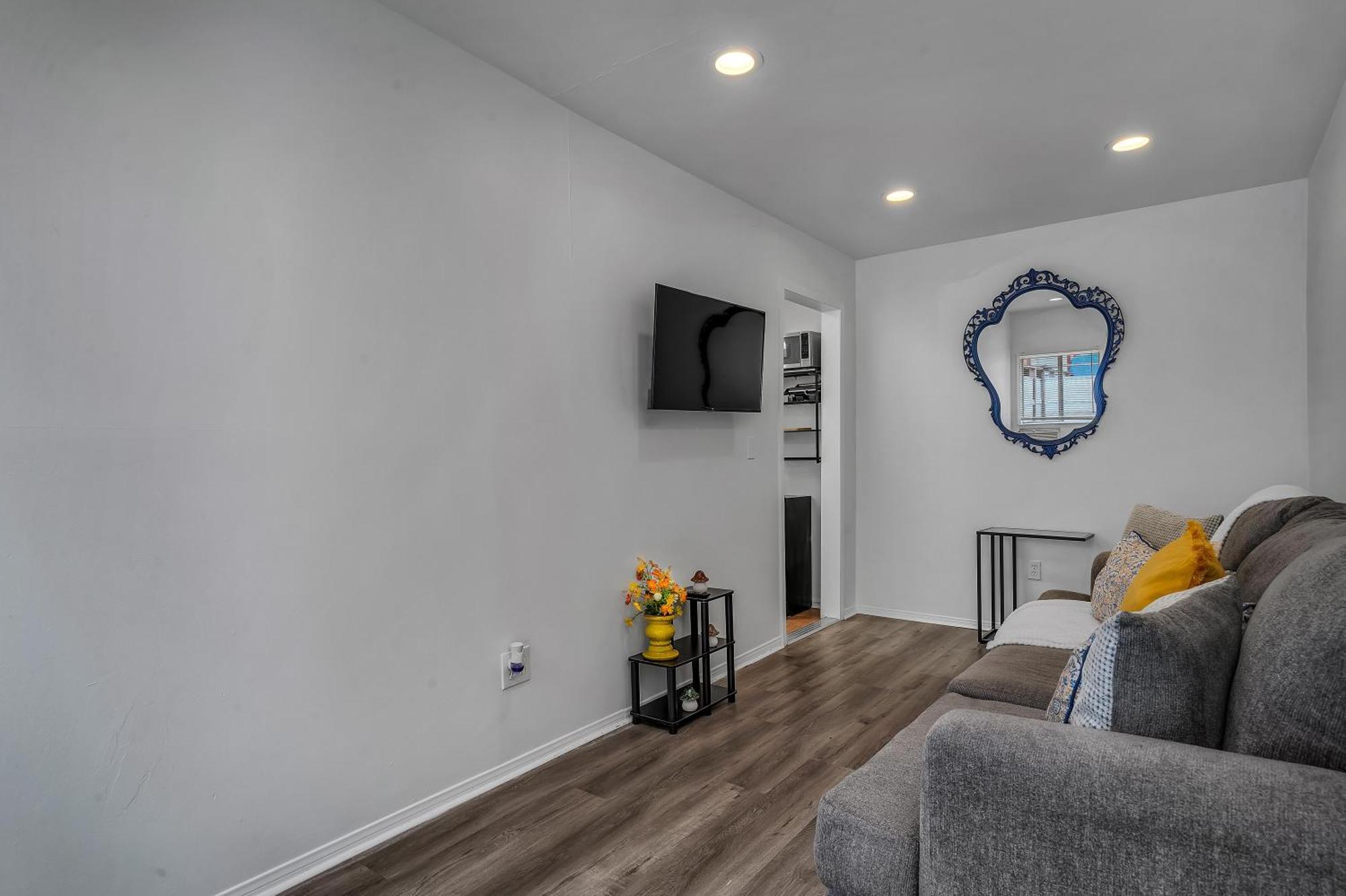 Small 1-bedroom With Small Yard In West Hollywood Holiday home *