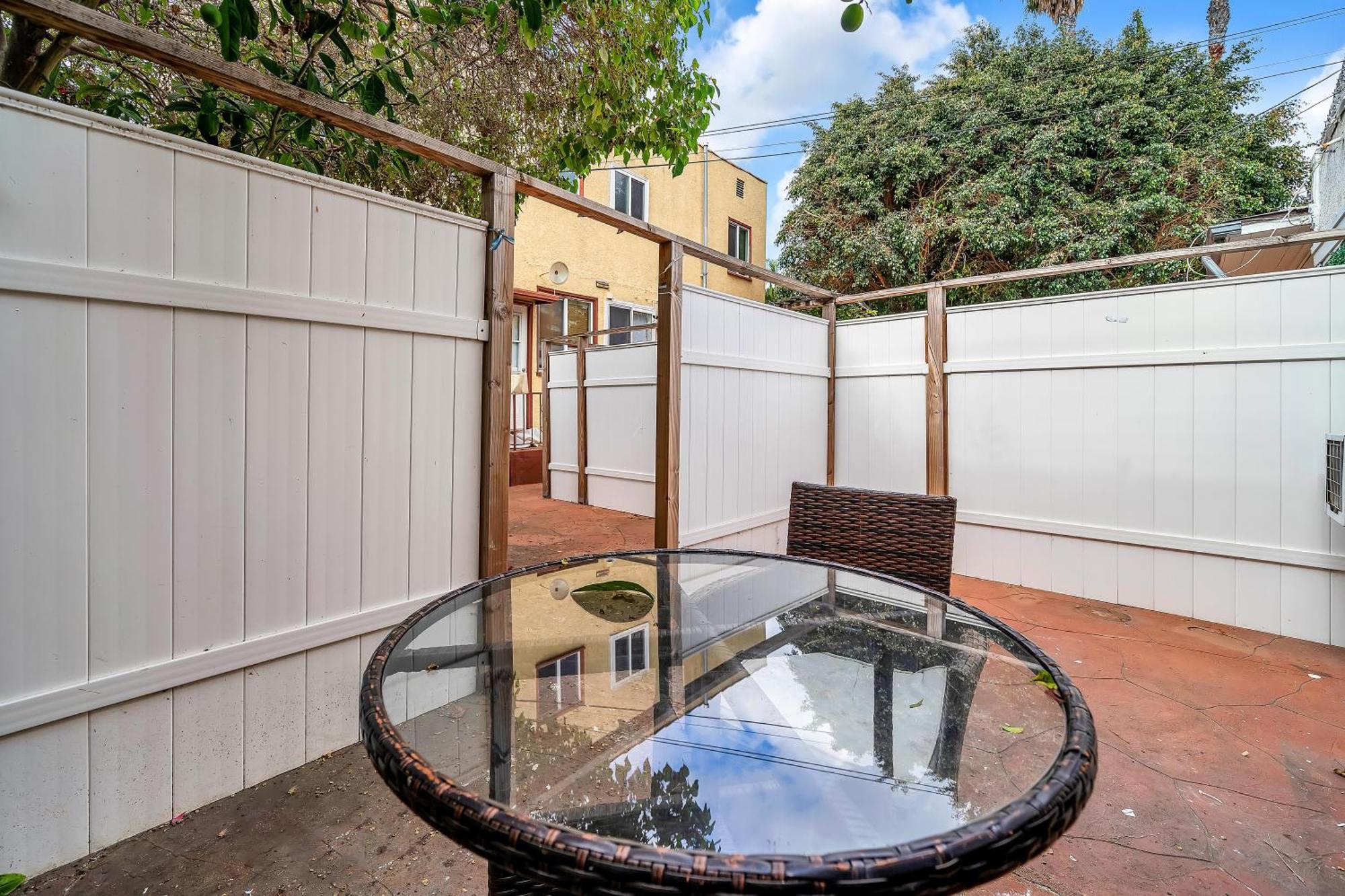 Small 1-bedroom With Small Yard In West Hollywood Holiday home *